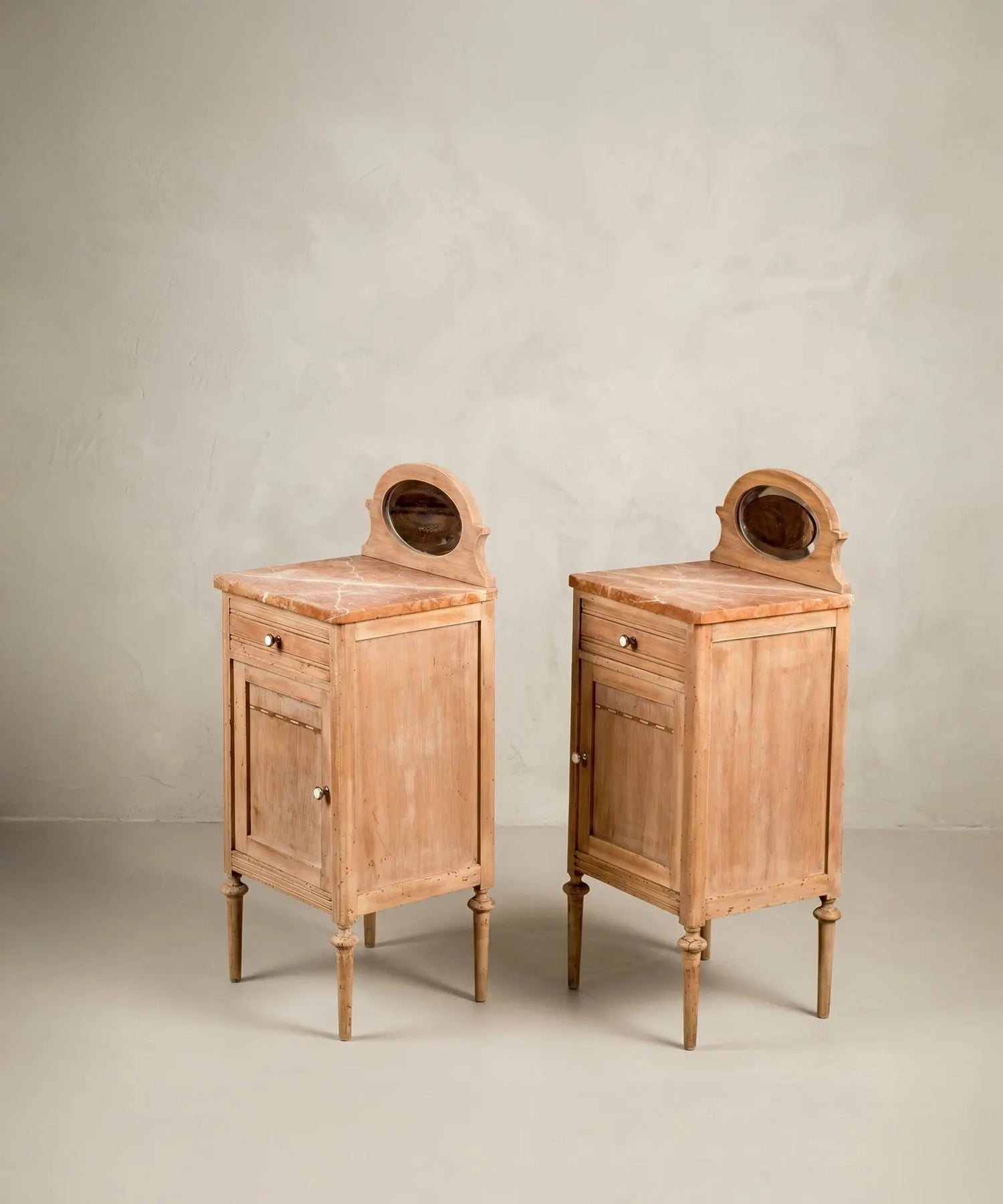 Pareja de mesitas de noche antiguas en madera lavada con mármol y espejo