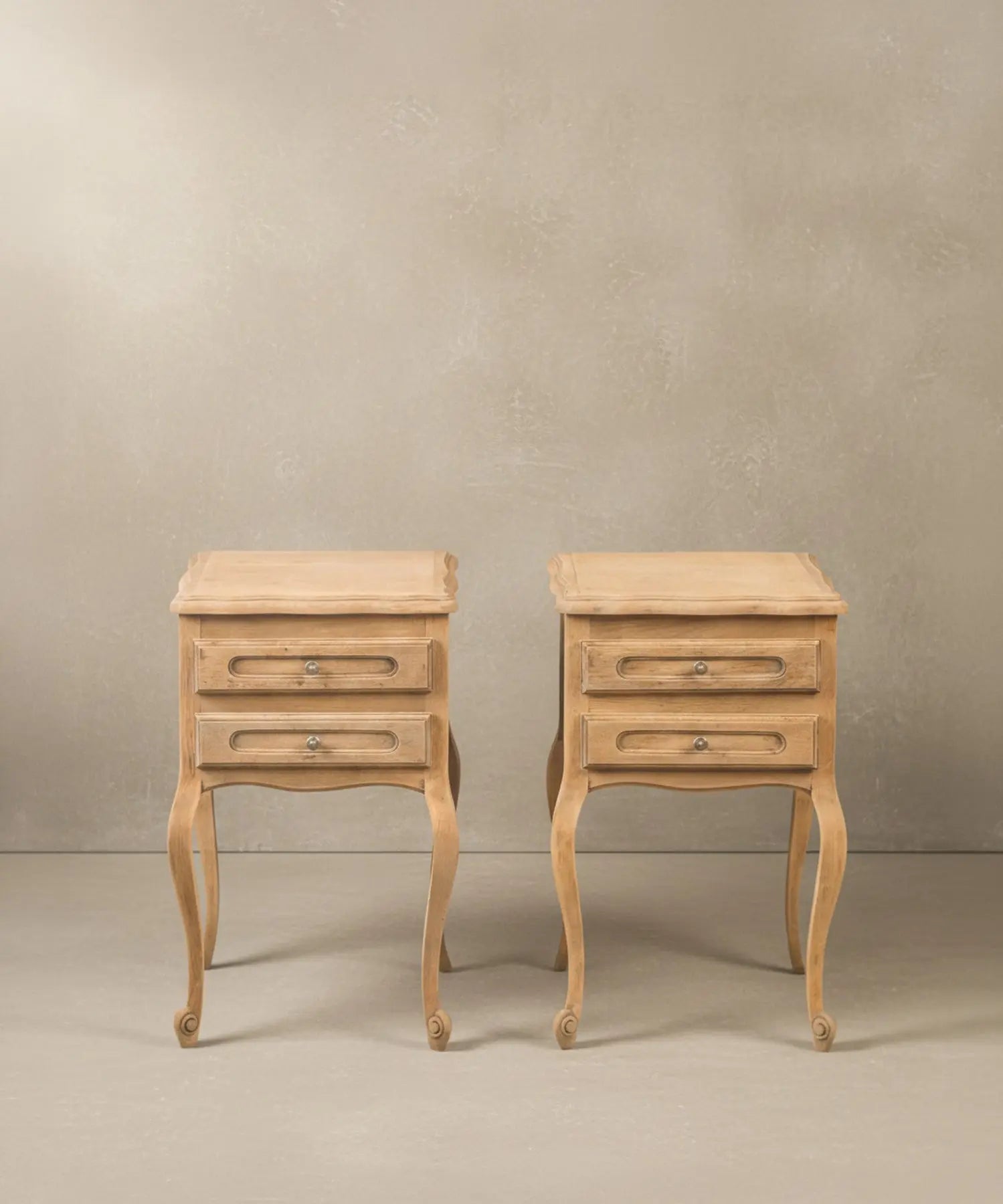 Vista desde arriba de la pareja de mesillas mostrando la veta de la madera y el diseño ondulado de la encimera.