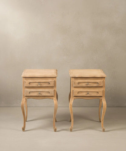 Vista desde arriba de la pareja de mesillas mostrando la veta de la madera y el diseño ondulado de la encimera.