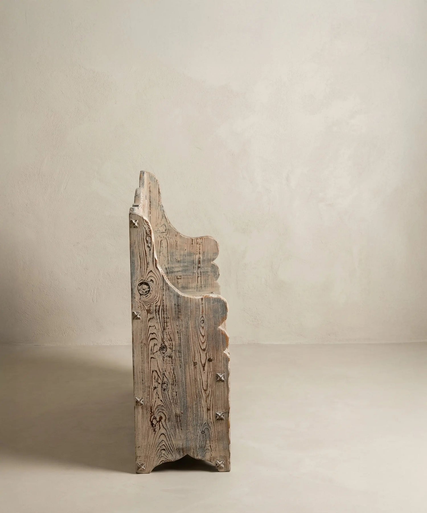 Pequeño banco arcón rústico en madera decapada con almacenaje