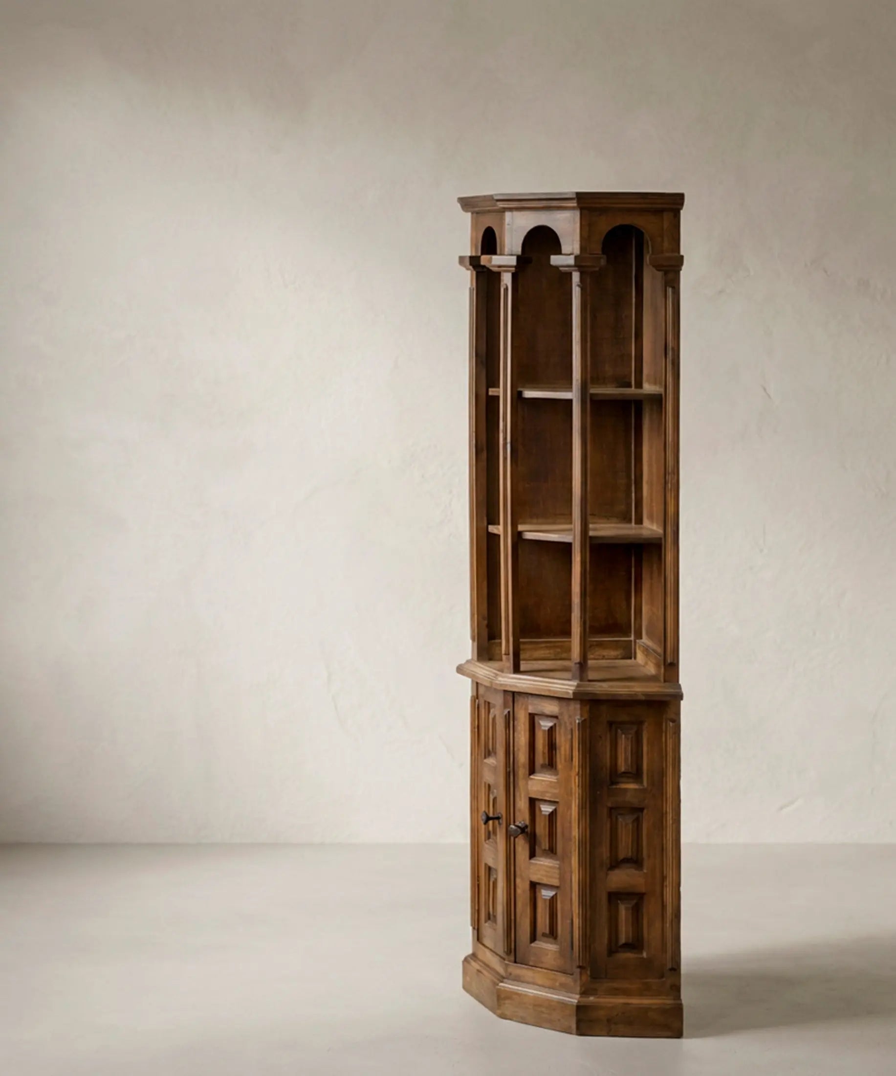 Rinconera de Madera con Arquería y Puertas de Cuarterones | Estilo Castellano