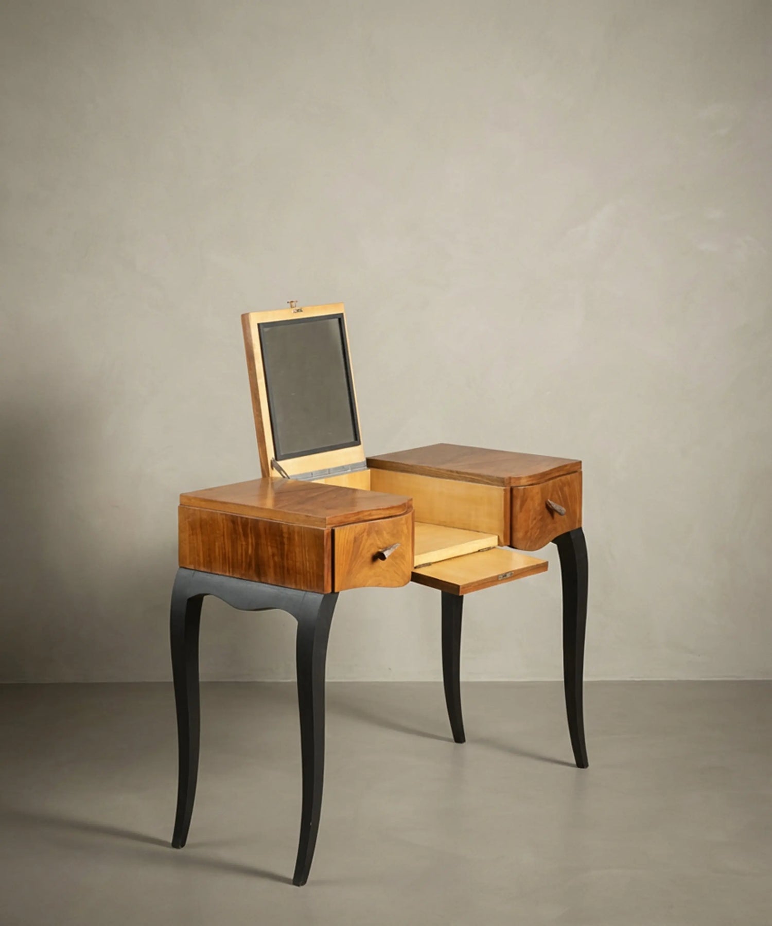 Tocador de nogal en posición de uso con espejo vertical y superficie de trabajo despejada.