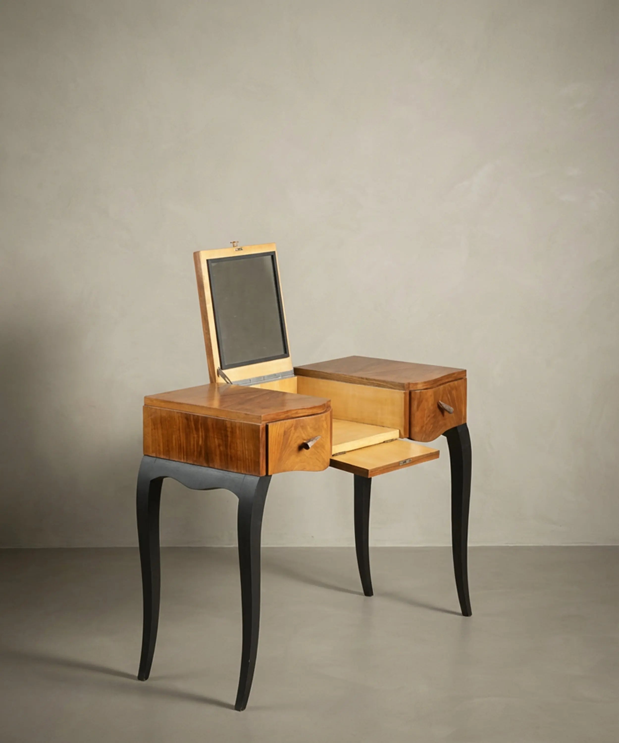 Tocador de nogal en posición de uso con espejo vertical y superficie de trabajo despejada.