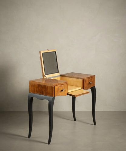 Tocador de nogal en posición de uso con espejo vertical y superficie de trabajo despejada.