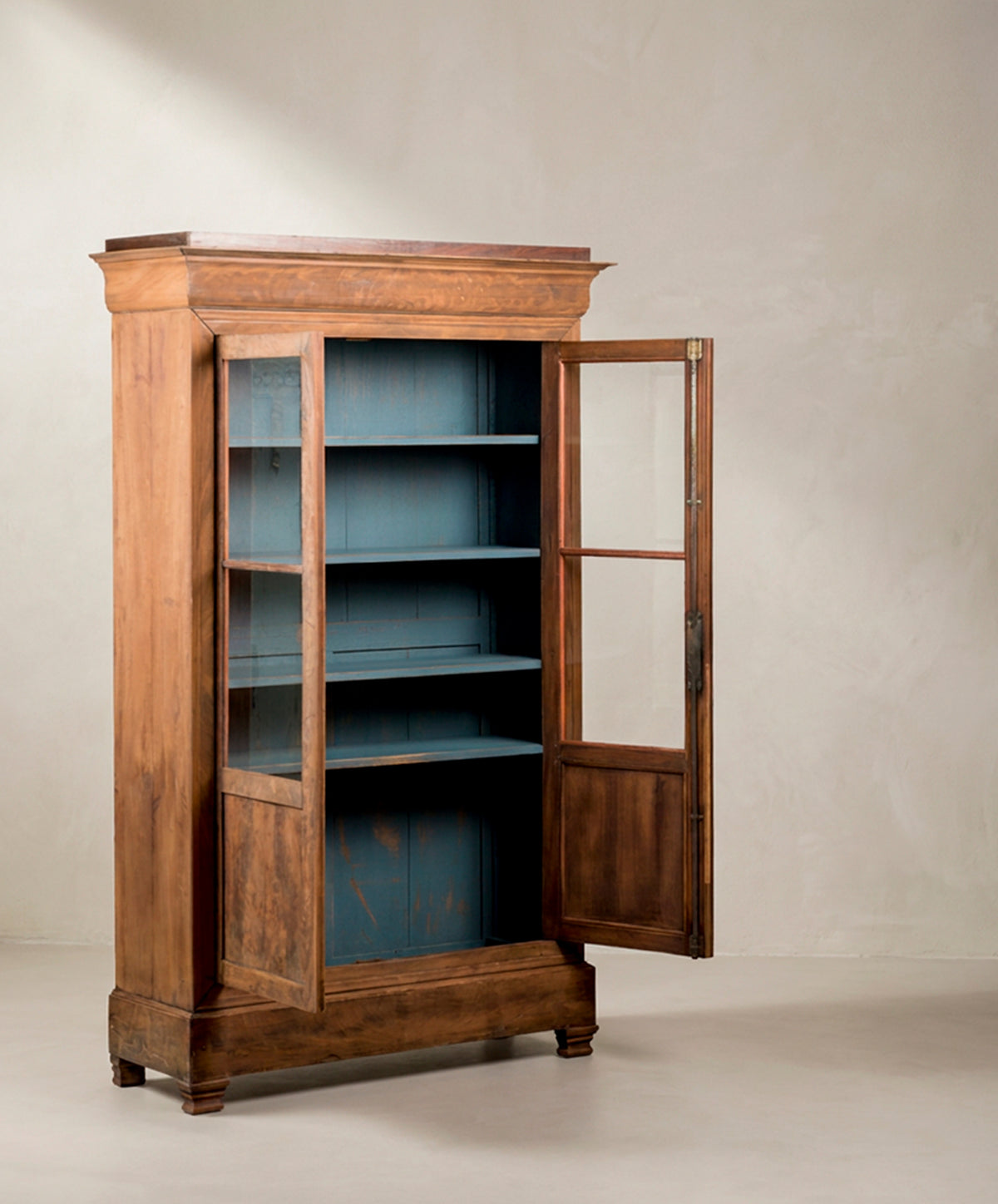 Vitrina Antigua de Caoba Flameada | Estilo Luis Felipe con Interior Azul