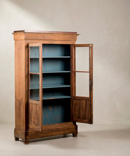 Vitrina Antigua de Caoba Flameada | Estilo Luis Felipe con Interior Azul