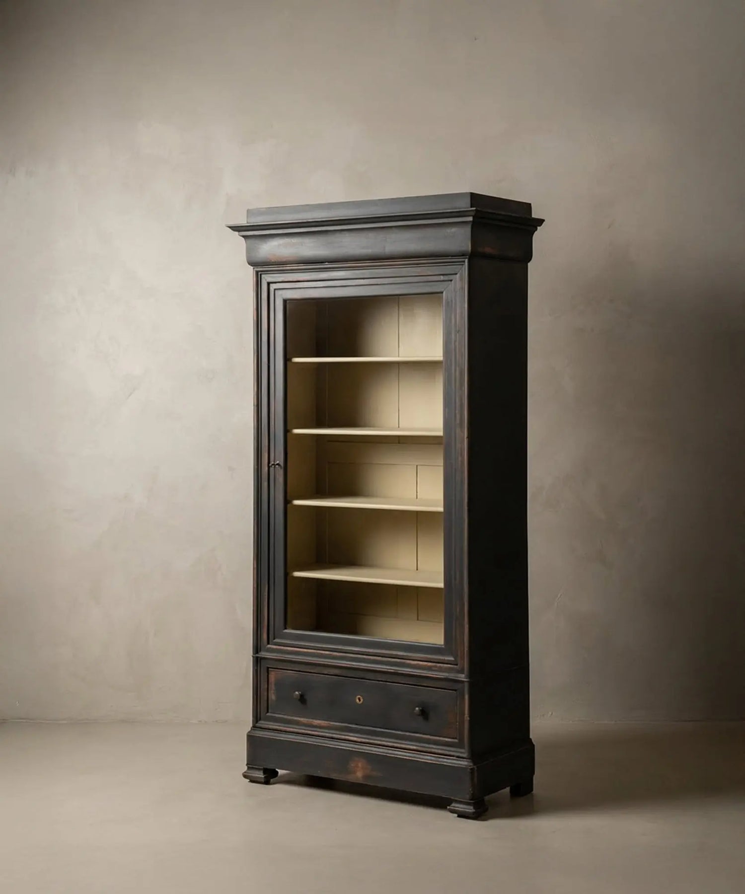 Vitrina antigua restaurada de estilo neoclásico