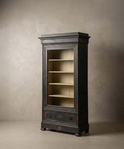 Vitrina antigua restaurada de estilo neoclásico