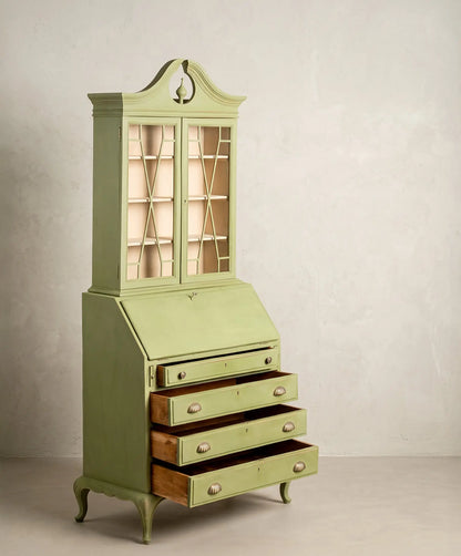 Vitrina secreter vintage de estilo Inglés en verde decapé con interior beige