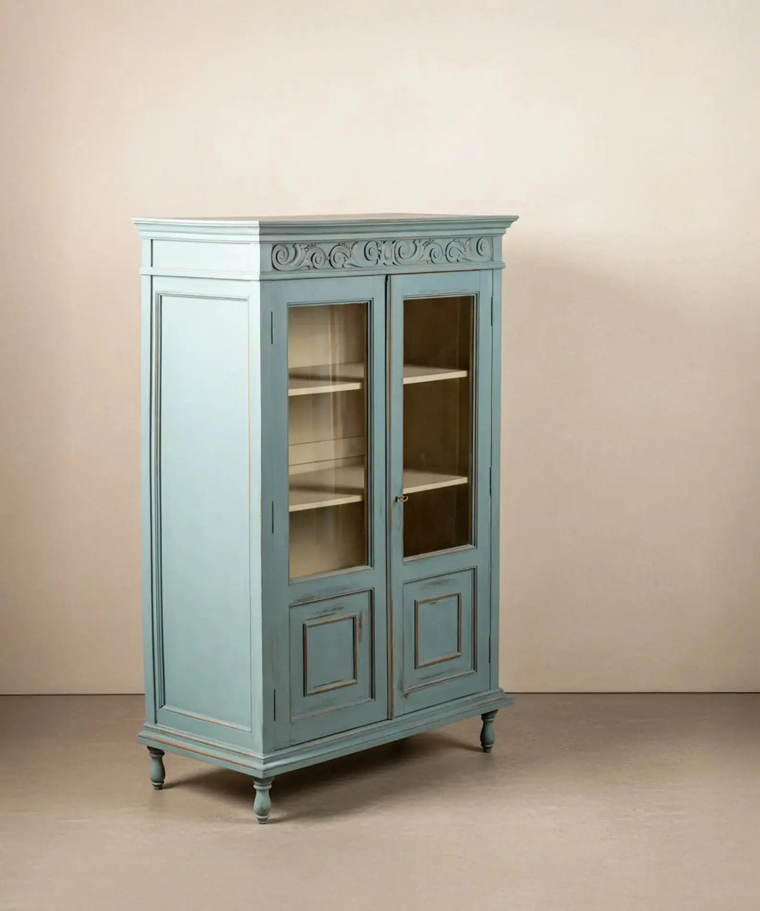 Alacena shabby chic azul con acabado decapado artesanal vista de perfil.