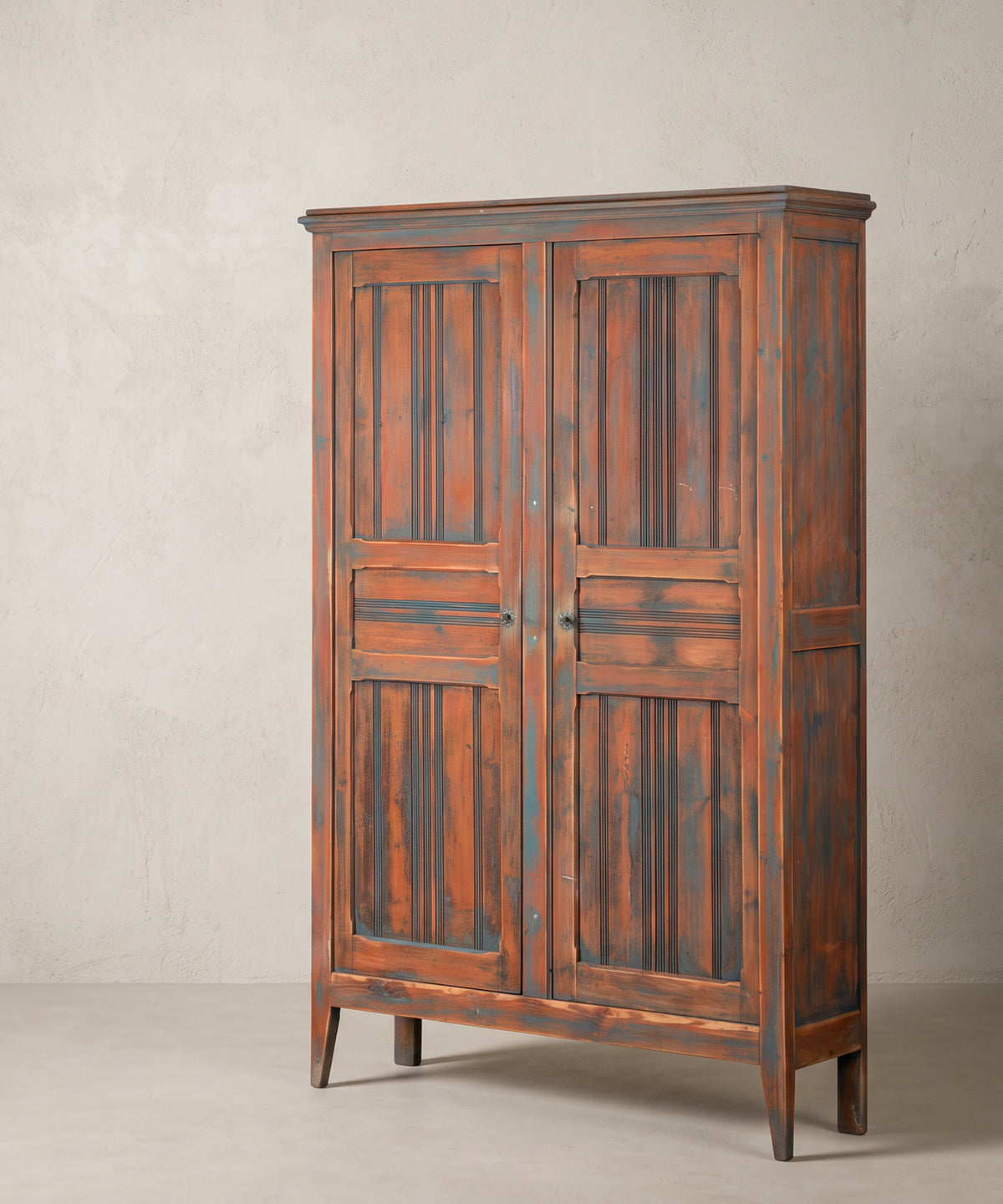 Armario vintage francés vista lateral derecha cerrado, patas troncocónicas — Antique Arte y Decoración