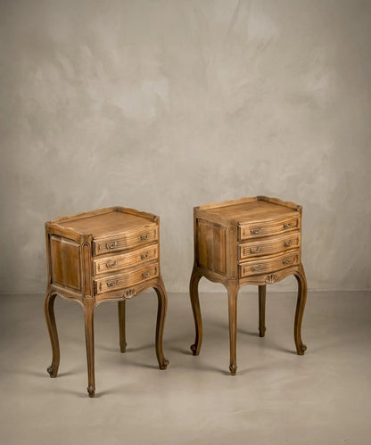 Vista lateral de las mesitas resaltando la curvatura de las patas cabriolé y el diseño bombée.