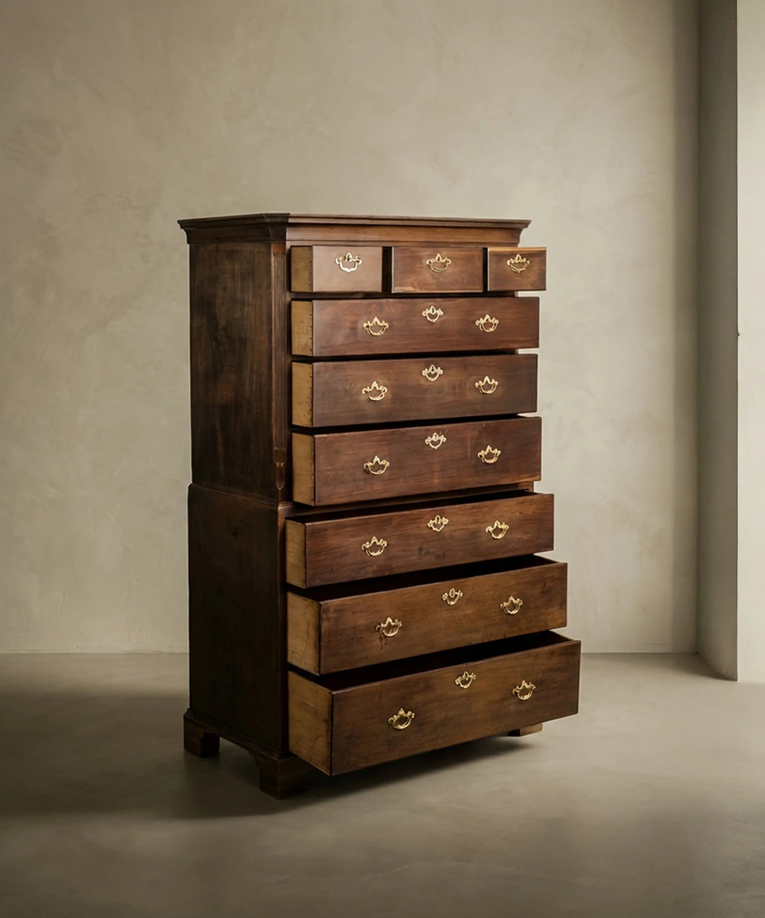 Cómoda alta Chest on Chest antigua con todos sus cajones abiertos mostrando gran capacidad.