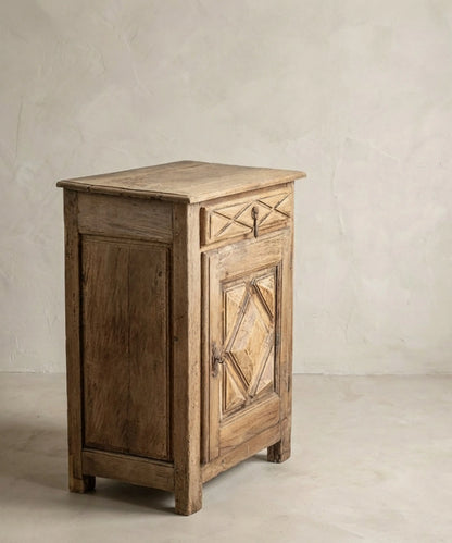Pequeño Aparador Antiguo Rústico en Madera Lavada con Tallas de Punta de Diamante