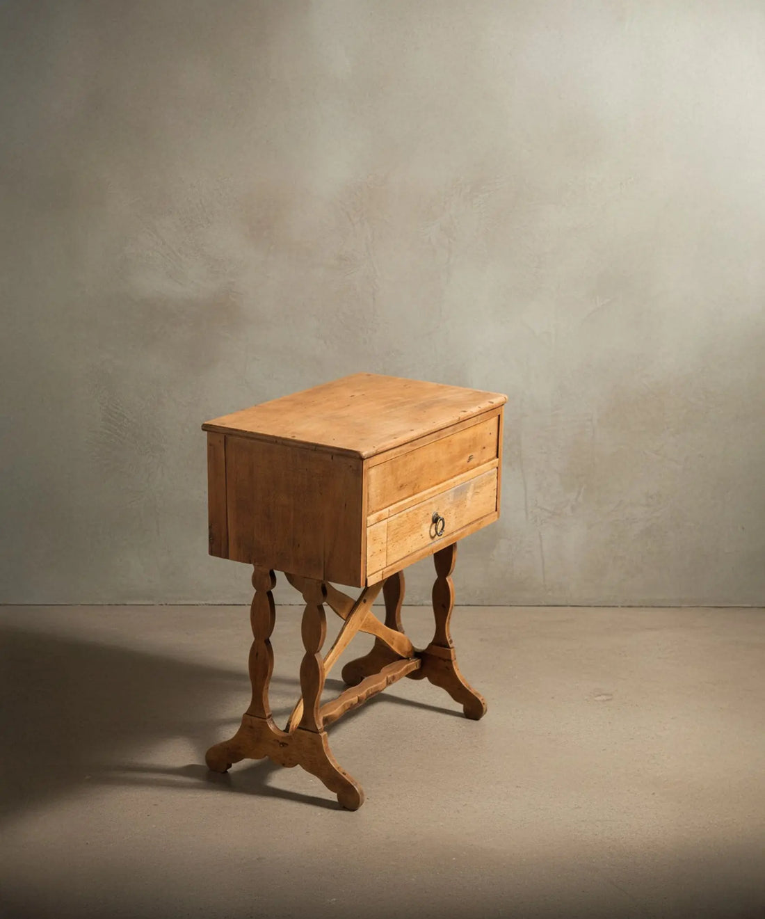 Perspectiva de la mesa cerrada resaltando la silueta de las patas en tijera y la veta natural de la madera.