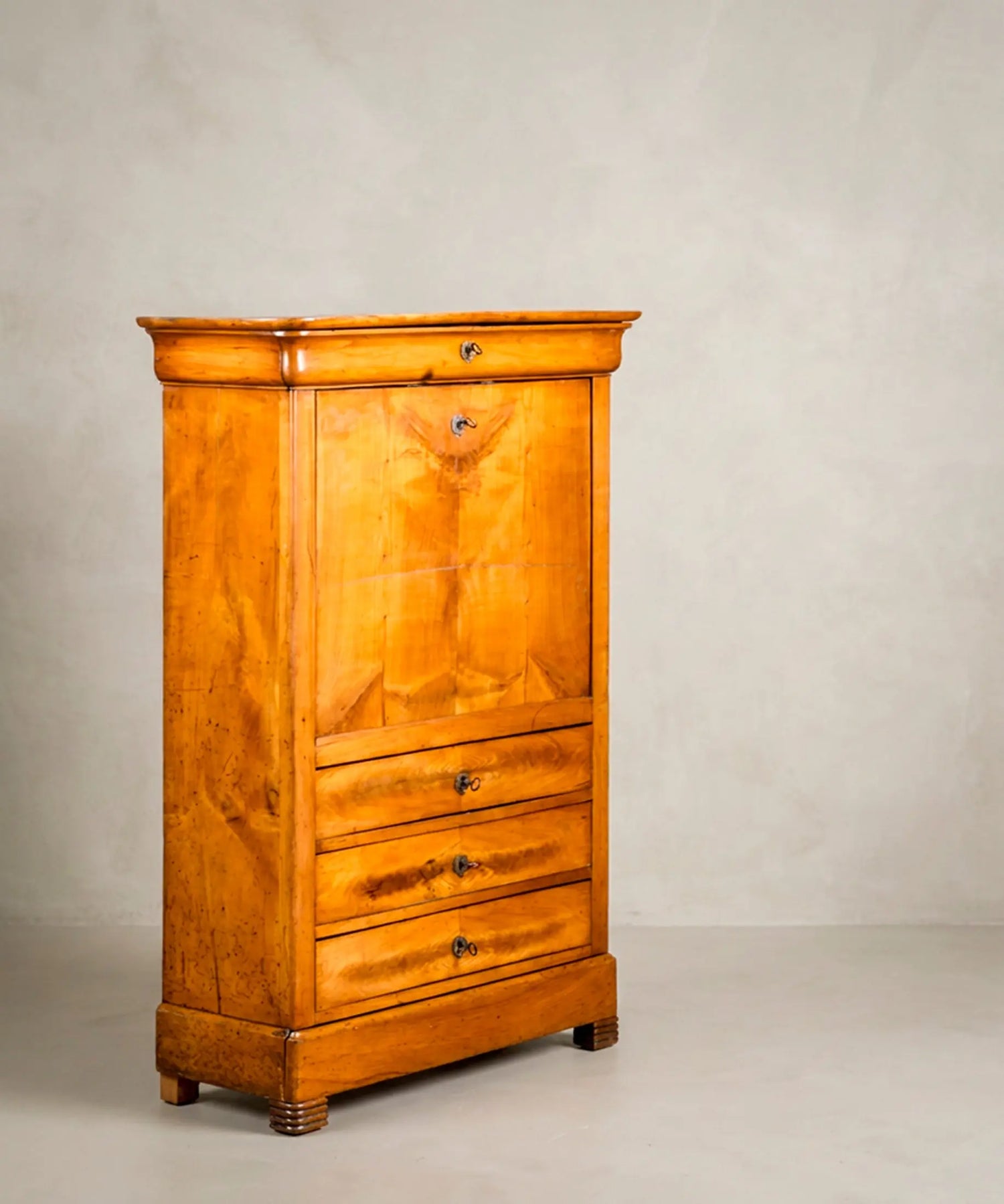 Escritorio secreter siglo XIX con veta de cerezo dispuesta en espejo vista lateral — Antique Arte y Decoración