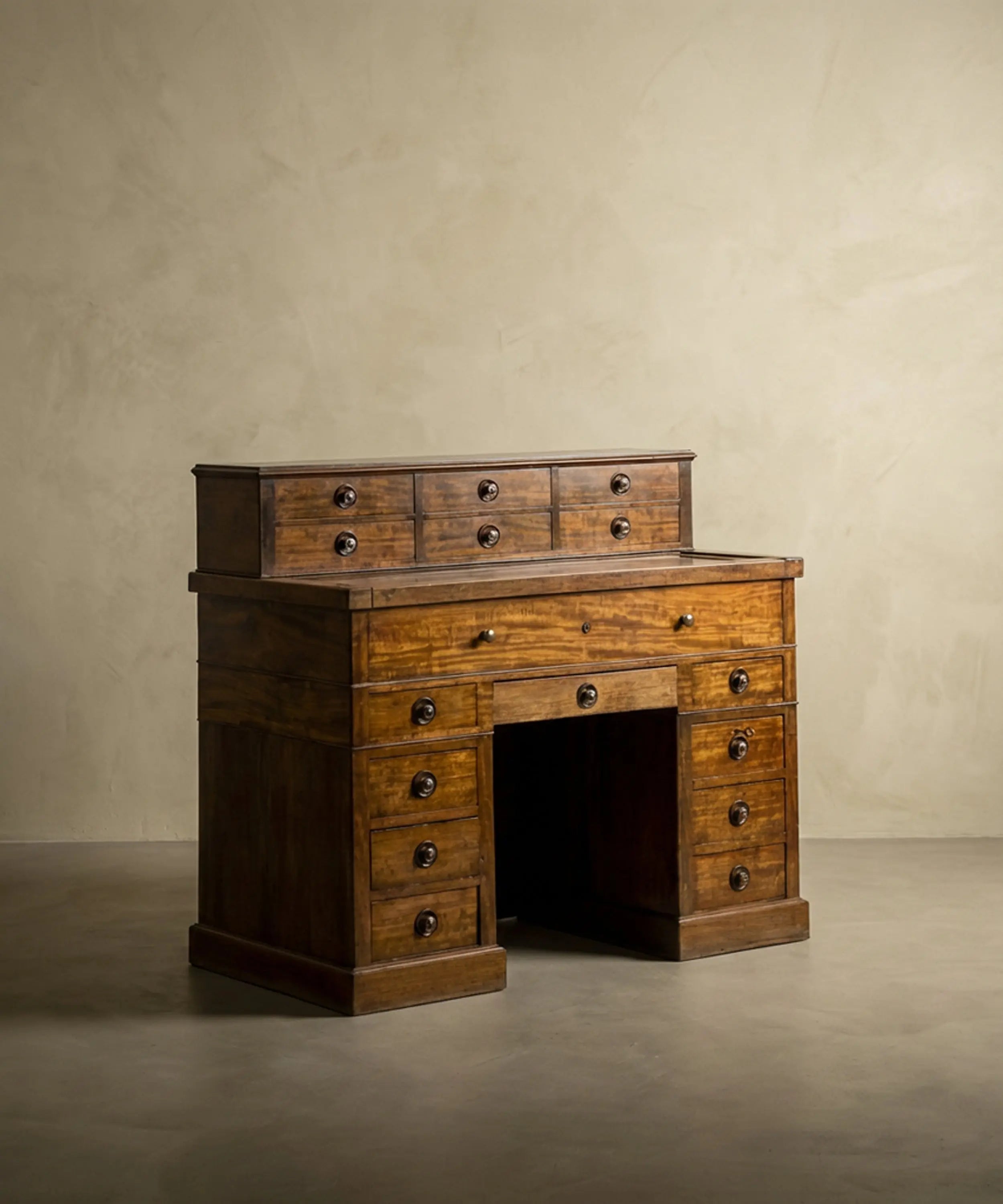 Gran escritorio antiguo de doble pedestal en nogal con gradilla y tapa extensible