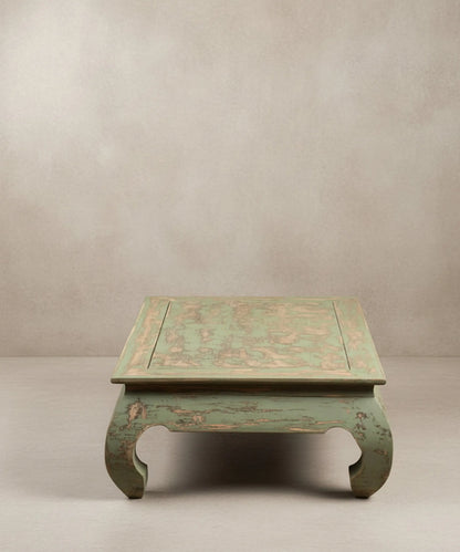Mesa de centro baja estilo oriental de madera maciza en color verde salvia decapado.