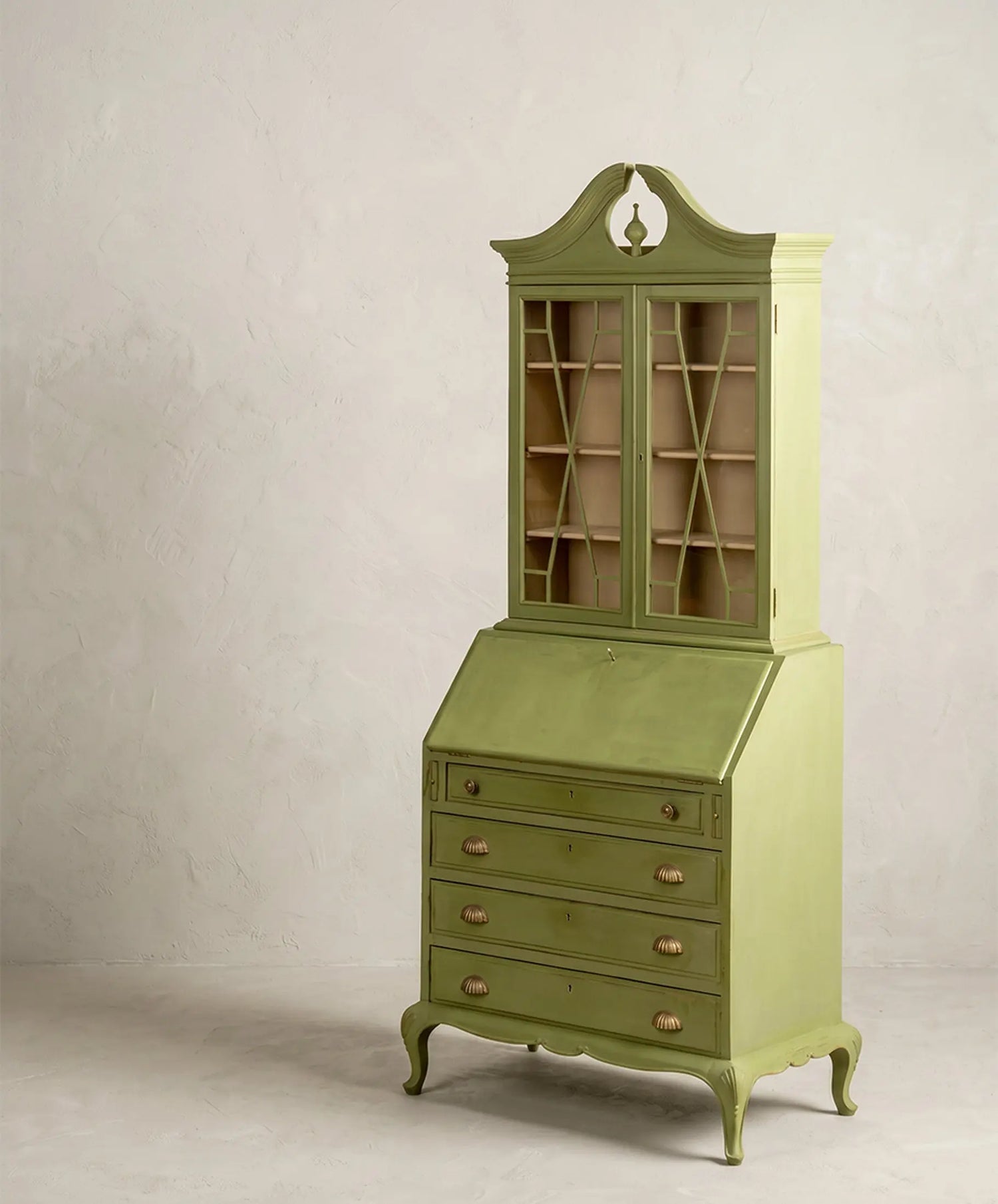 Vitrina secreter vintage de estilo Inglés en verde decapé con interior beige