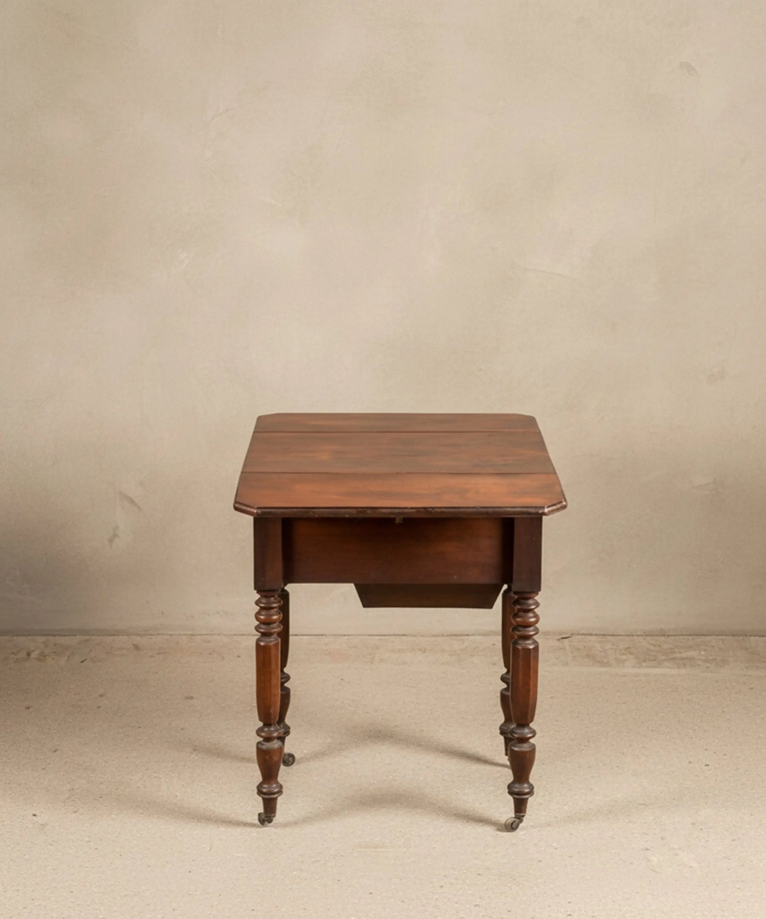 Mesa costurero antigua en madera de caoba con alas abatibles