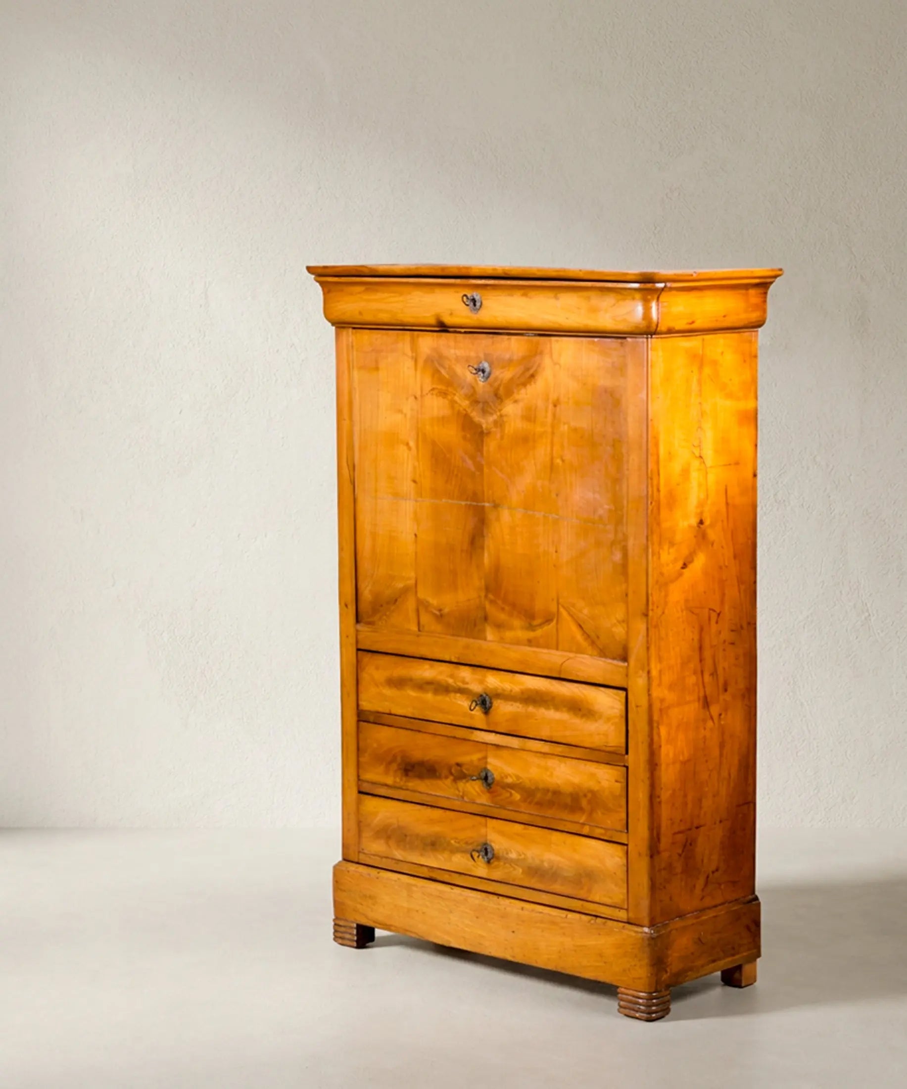Secreter antiguo de cerezo estilo Luis Felipe vista tres cuartos cerrado — Antique Arte y Decoración