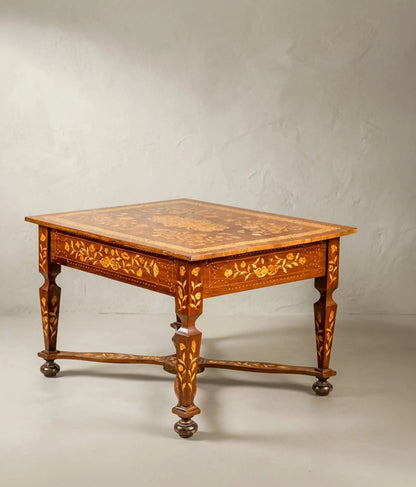 Mesa auxiliar antigua del siglo XIX con intrincada marquetería floral holandesa y chambrana en aspa.