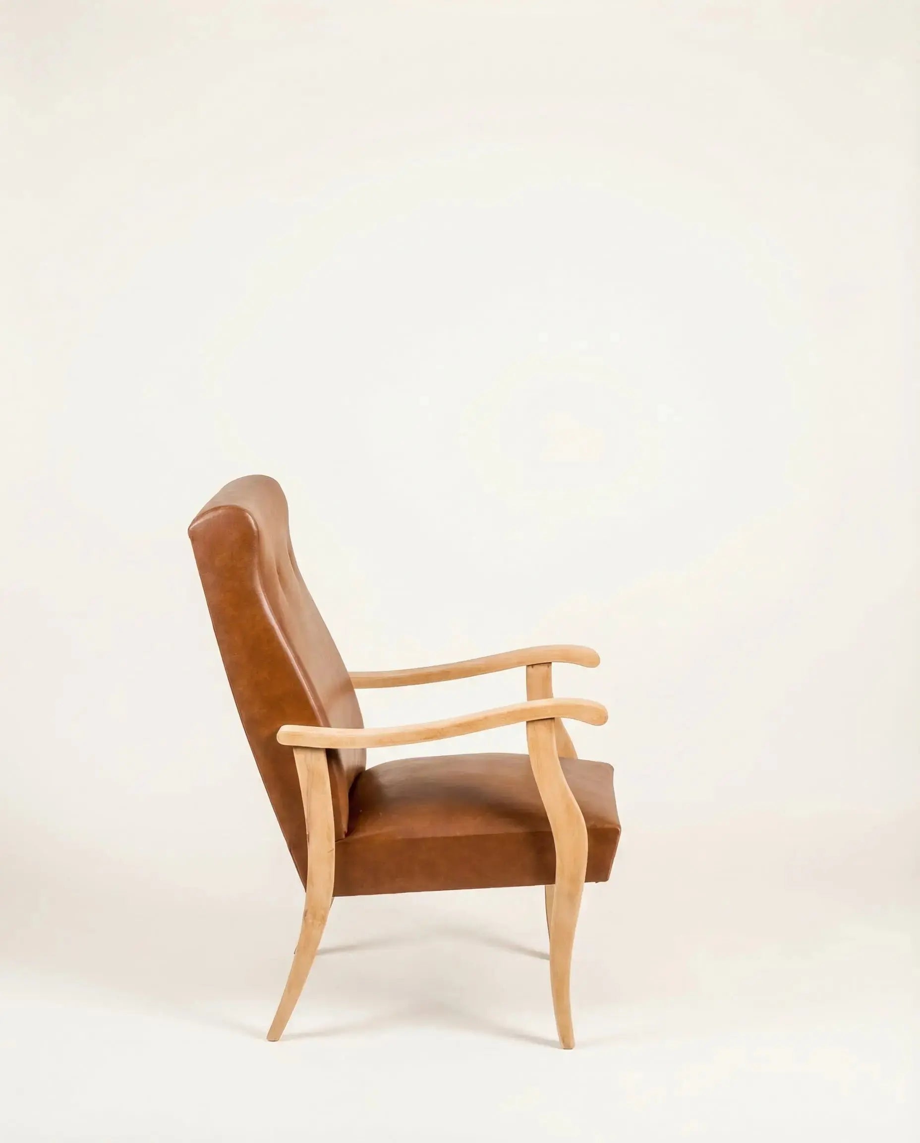 Pareja de sillones vintage estilo Mid-Century en madera clara y símil piel Coñac Antique arte y decoracion