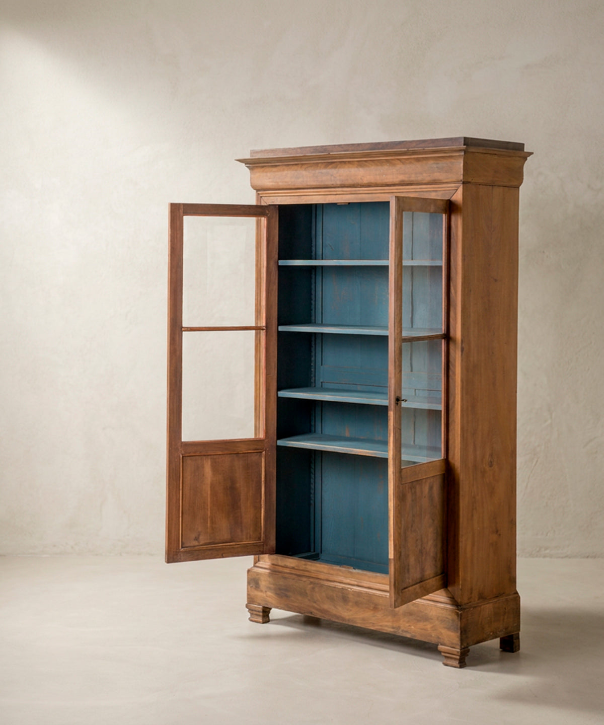 Vitrina Antigua de Caoba Flameada | Estilo Luis Felipe con Interior Azul