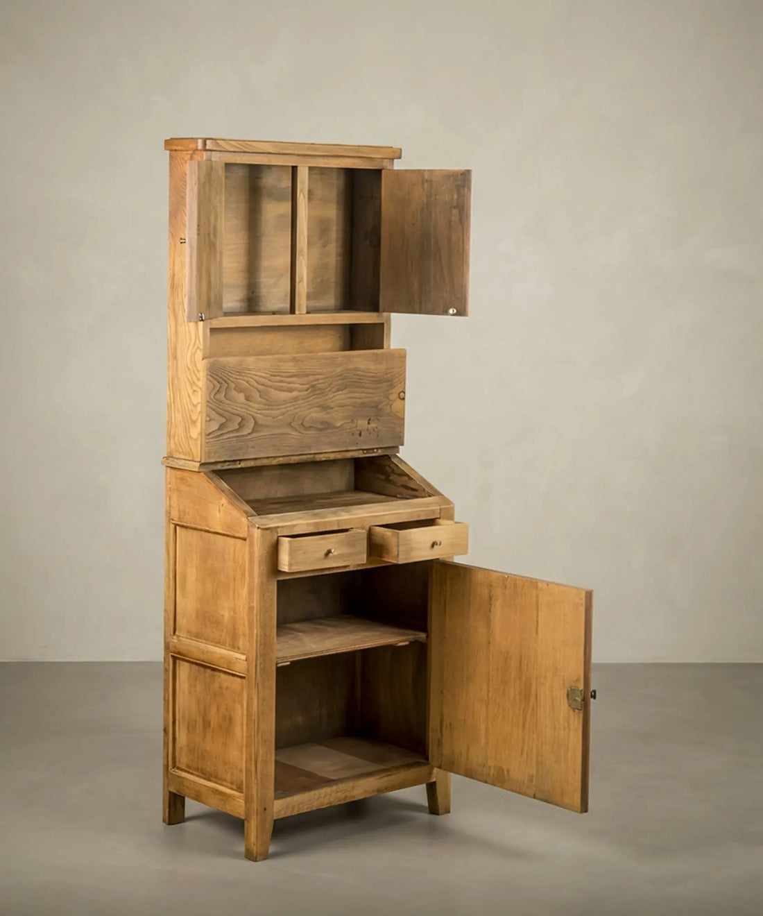 alacena de madera maciza con alzada estilo rústico sobre fondo neutro, vista flateral