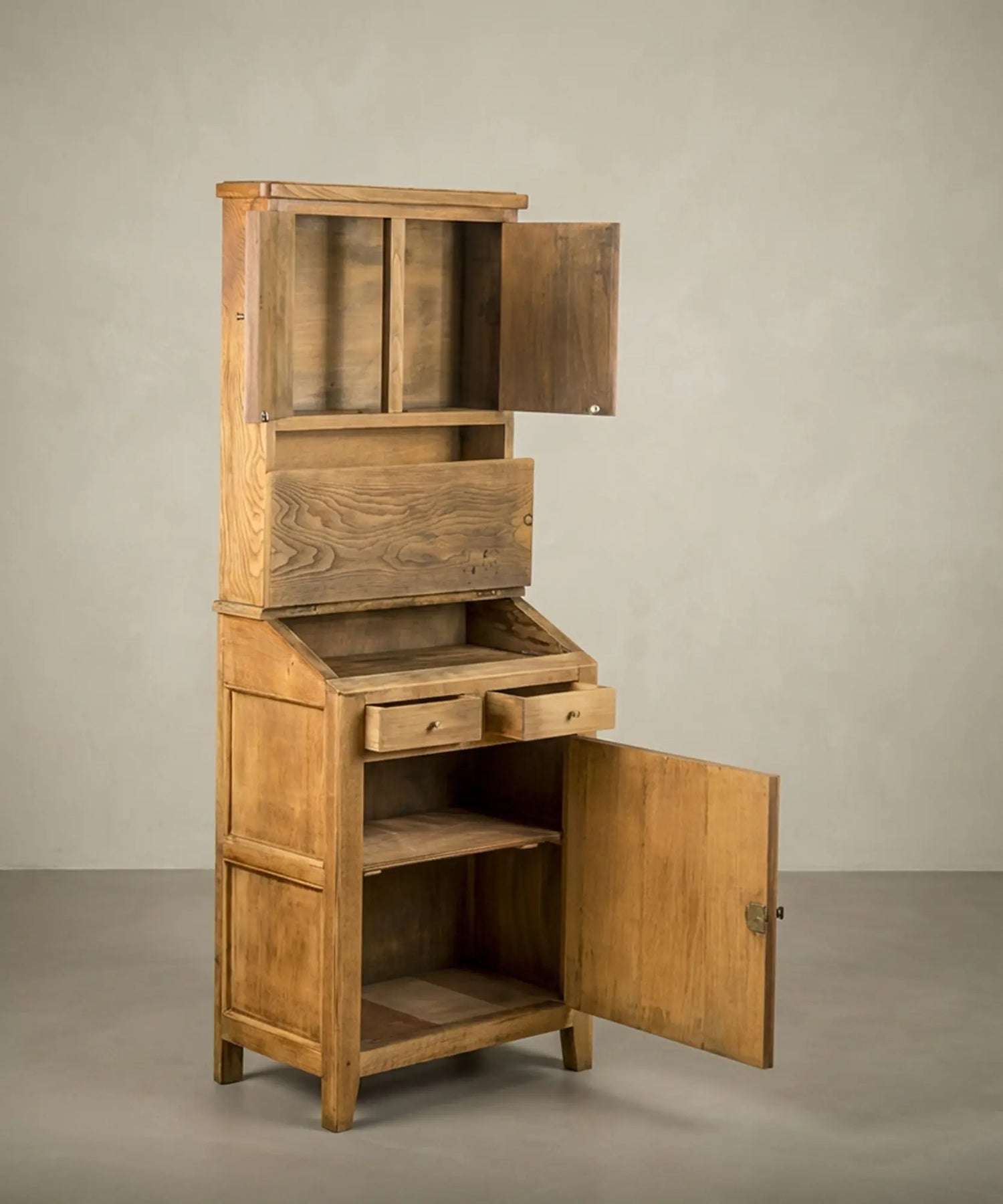 alacena de madera maciza con alzada estilo rústico sobre fondo neutro, vista flateral