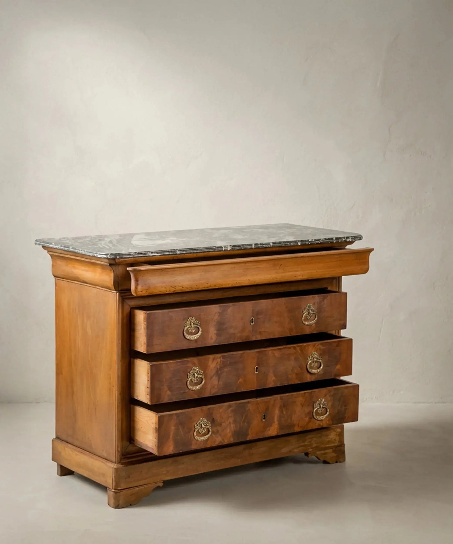 Cómoda antigua de estilo Luis Felipe con tapa de mármol gris (S. XIX) Antique arte y decoracion