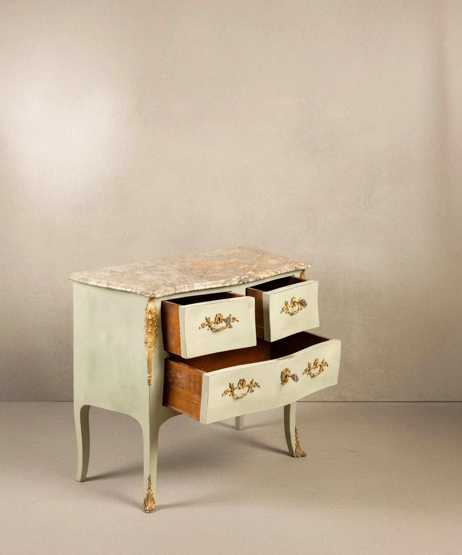 Cómoda vintage estilo Luis XV en verde salvia con tapa de mármol