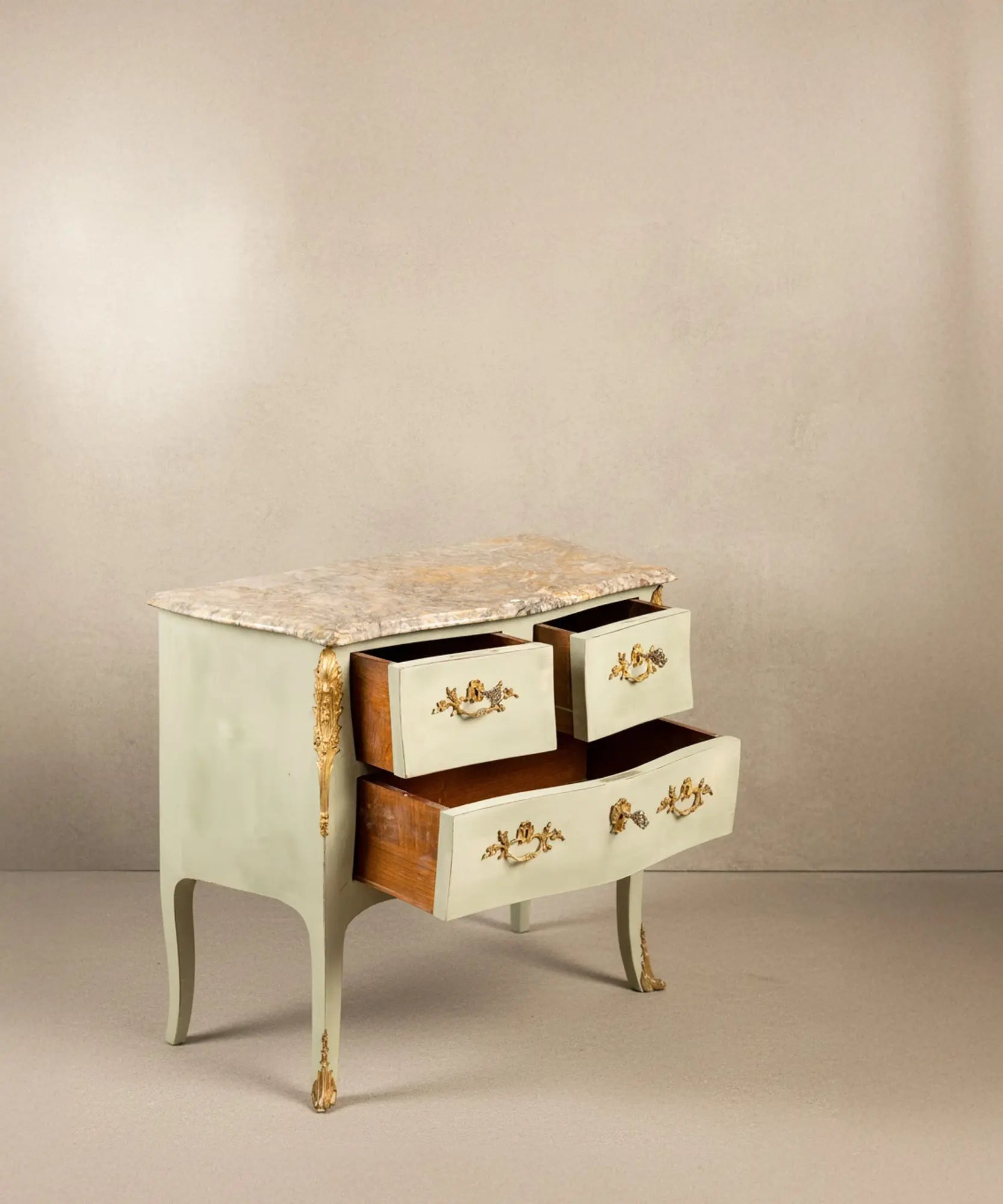 Cómoda vintage estilo Luis XV en verde salvia con tapa de mármol