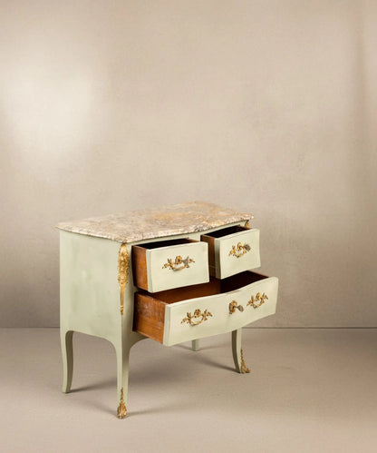 Cómoda vintage estilo Luis XV en verde salvia con tapa de mármol