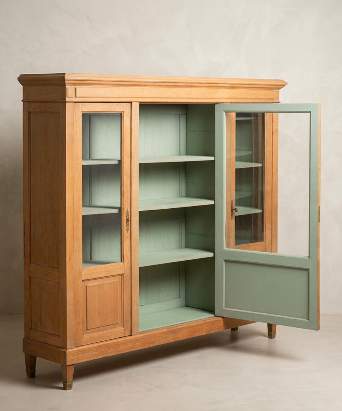 Vitrina de roble vista lateral con puerta abierta y baldas verdes — Antique Arte y Decoración