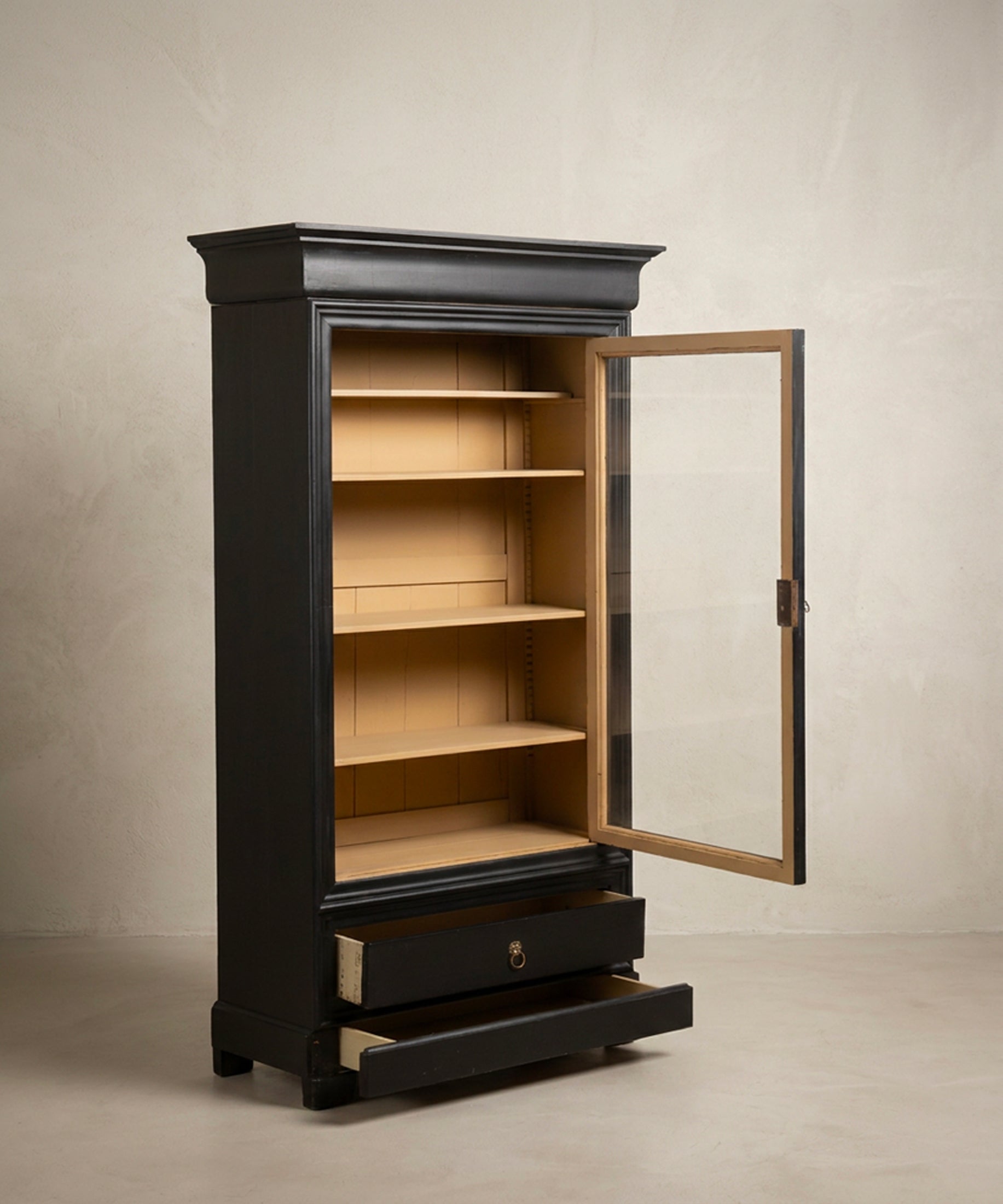 Vitrina Inglesa Antigua en Negro y Crema | Puerta de Cristal