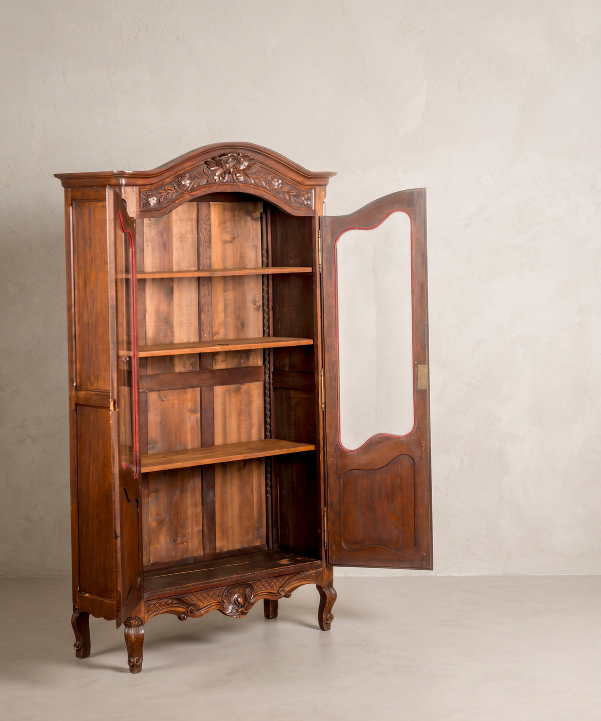 Vitrina francesa abierta vista lateral con baldas sobre cremallera de madera — Antique Arte y Decoración