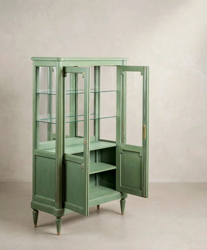 Vitrina verde abierta en tres cuartos mostrando las baldas de cristal y el interior — Antique Arte y Decoración