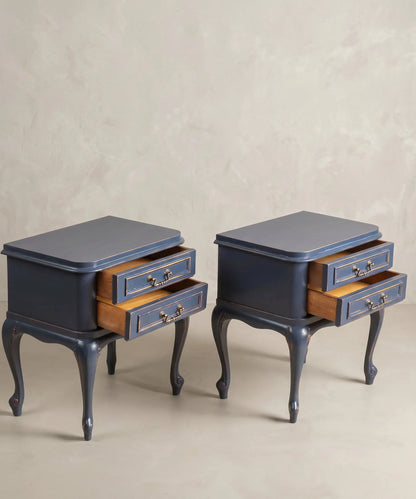 Mesitas noche azul decapé cajones abiertos madera interior cálida contrastando azul — Antique Arte y Decoración