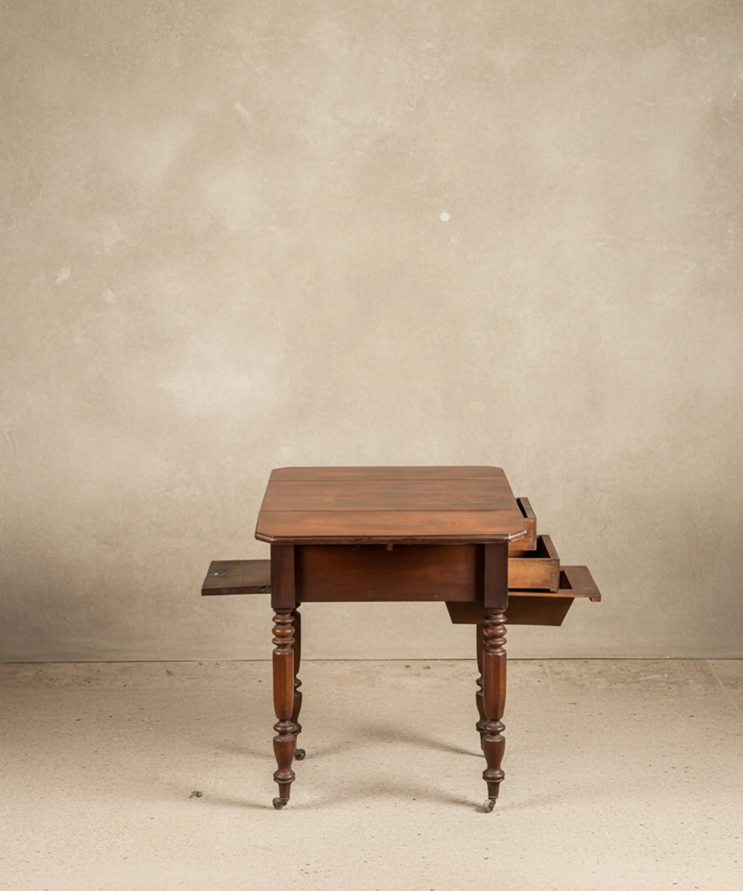 Mesa costurero antigua en madera de caoba con alas abatibles