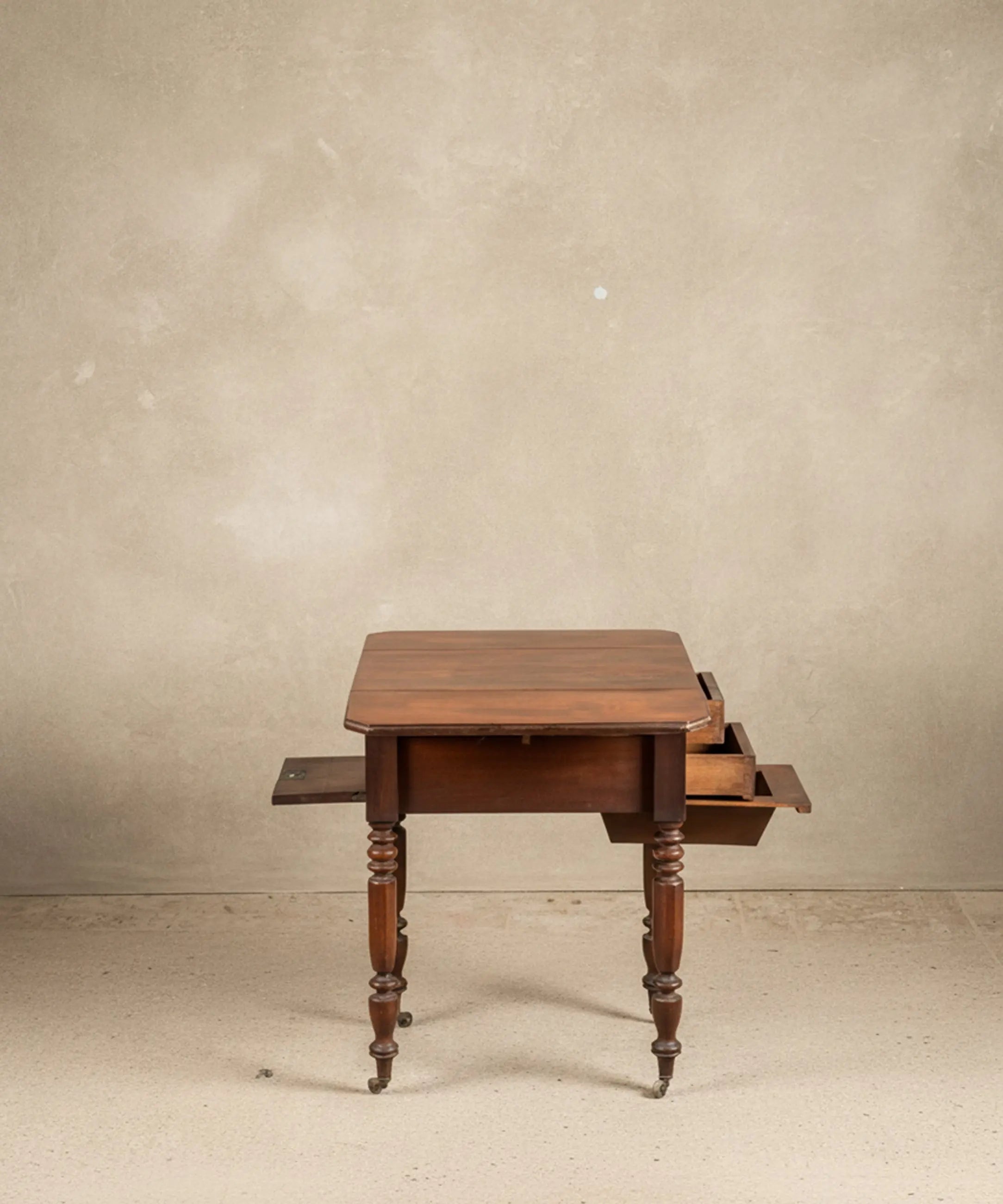 Mesa costurero antigua en madera de caoba con alas abatibles