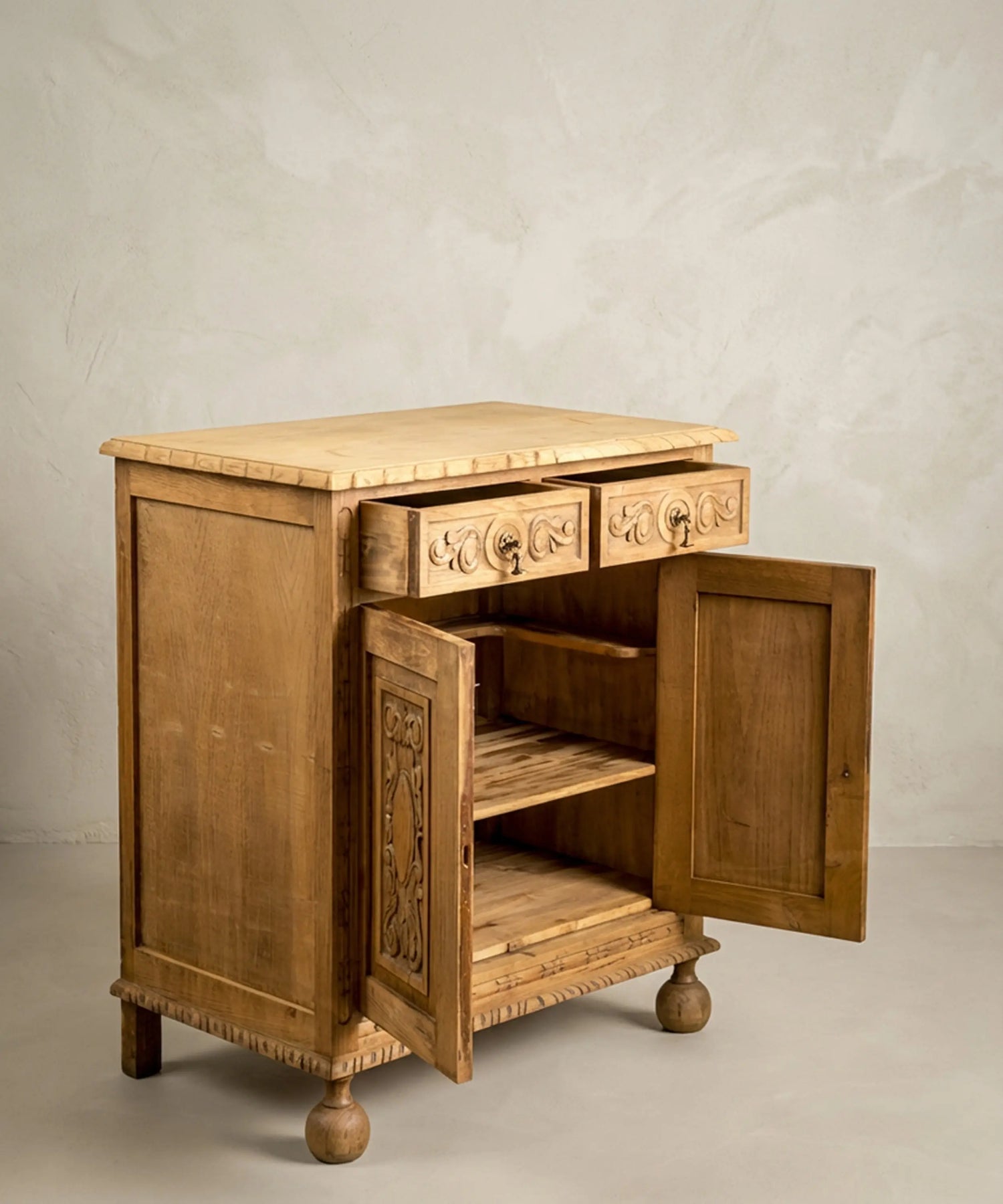 Aparador auxiliar en madera lavada con tallas