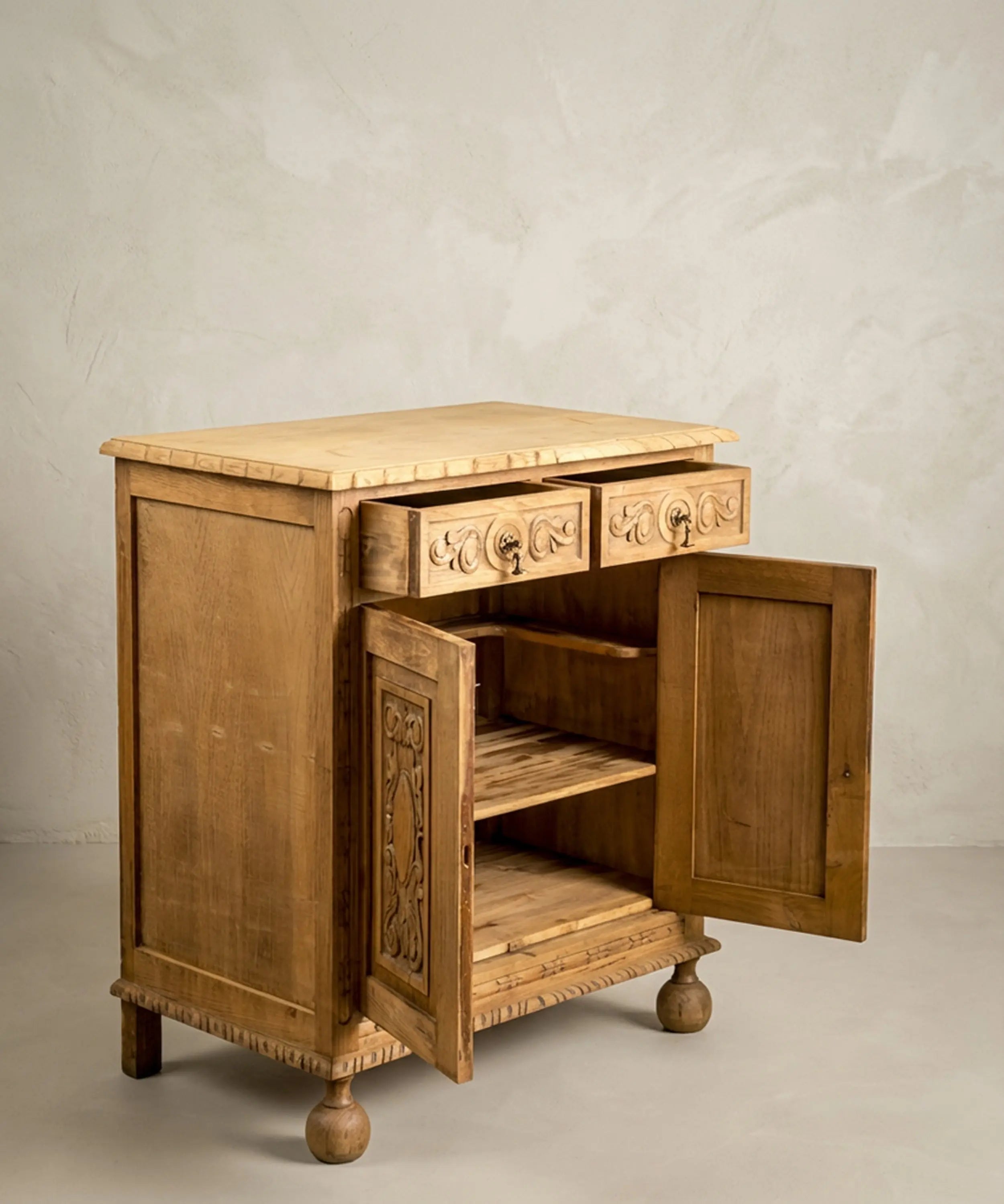 Aparador auxiliar en madera lavada con tallas