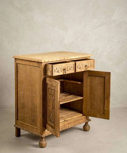 Aparador auxiliar en madera lavada con tallas