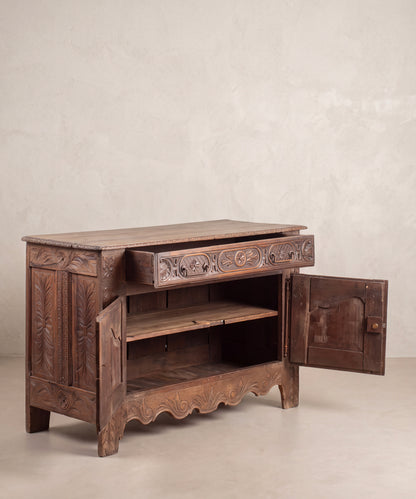 Aparador antiguo de roble con cajón y puertas abiertas, vista lateral — Antique Arte y Decoración