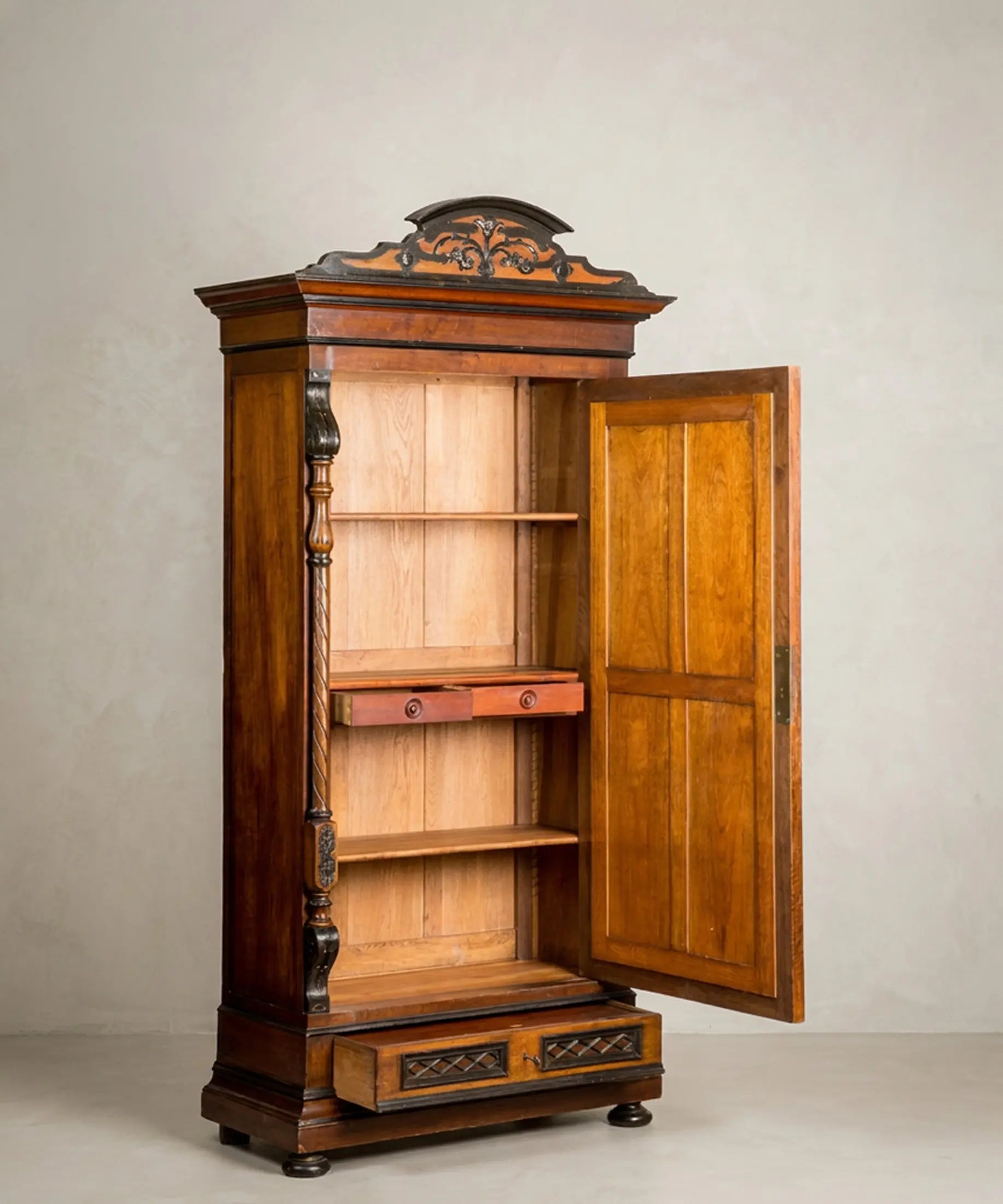 Armario siglo XIX abierto vista lateral con columnas entorchadas — Antique Arte y Decoración