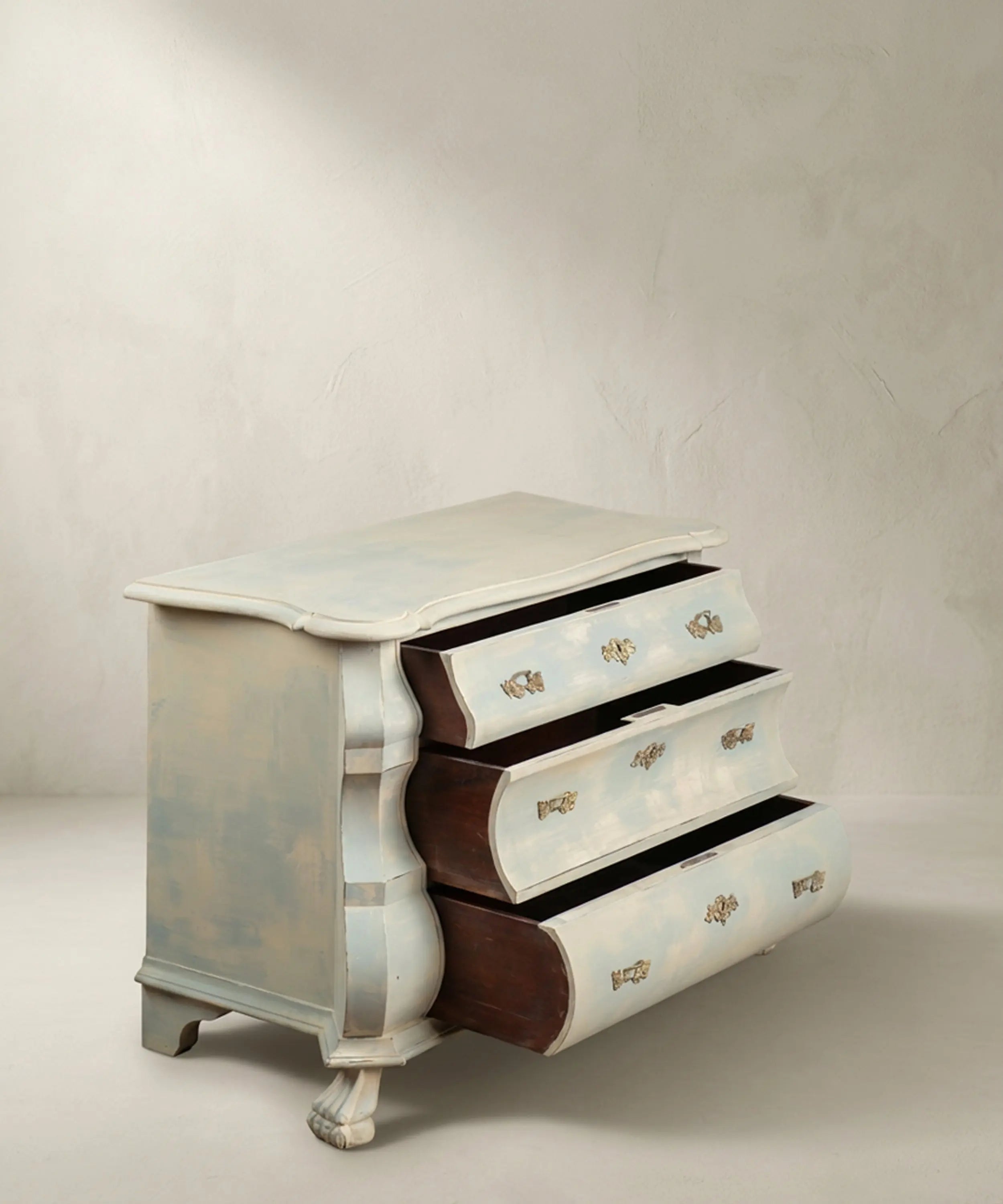 Cómoda baja vintage estilo bombé holandés pintada en azul claro y beige con patas de garra