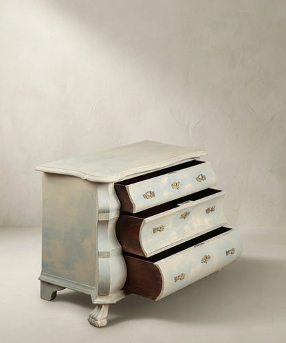 Cómoda baja vintage estilo bombé holandés pintada en azul claro y beige con patas de garra