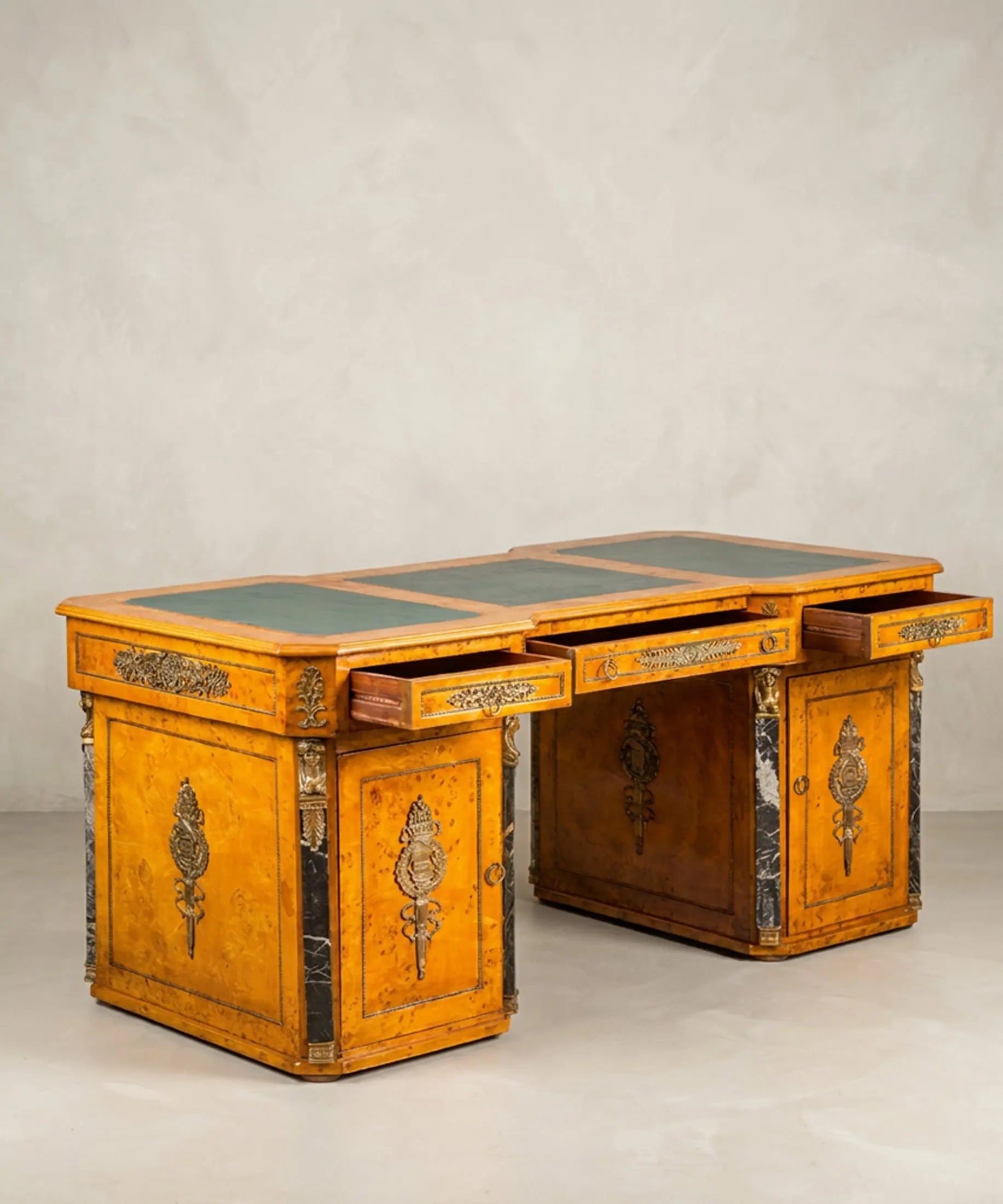 Escritorio Imperio con cajones abiertos vista tres cuartos chapa de raíz — Antique Arte y Decoración