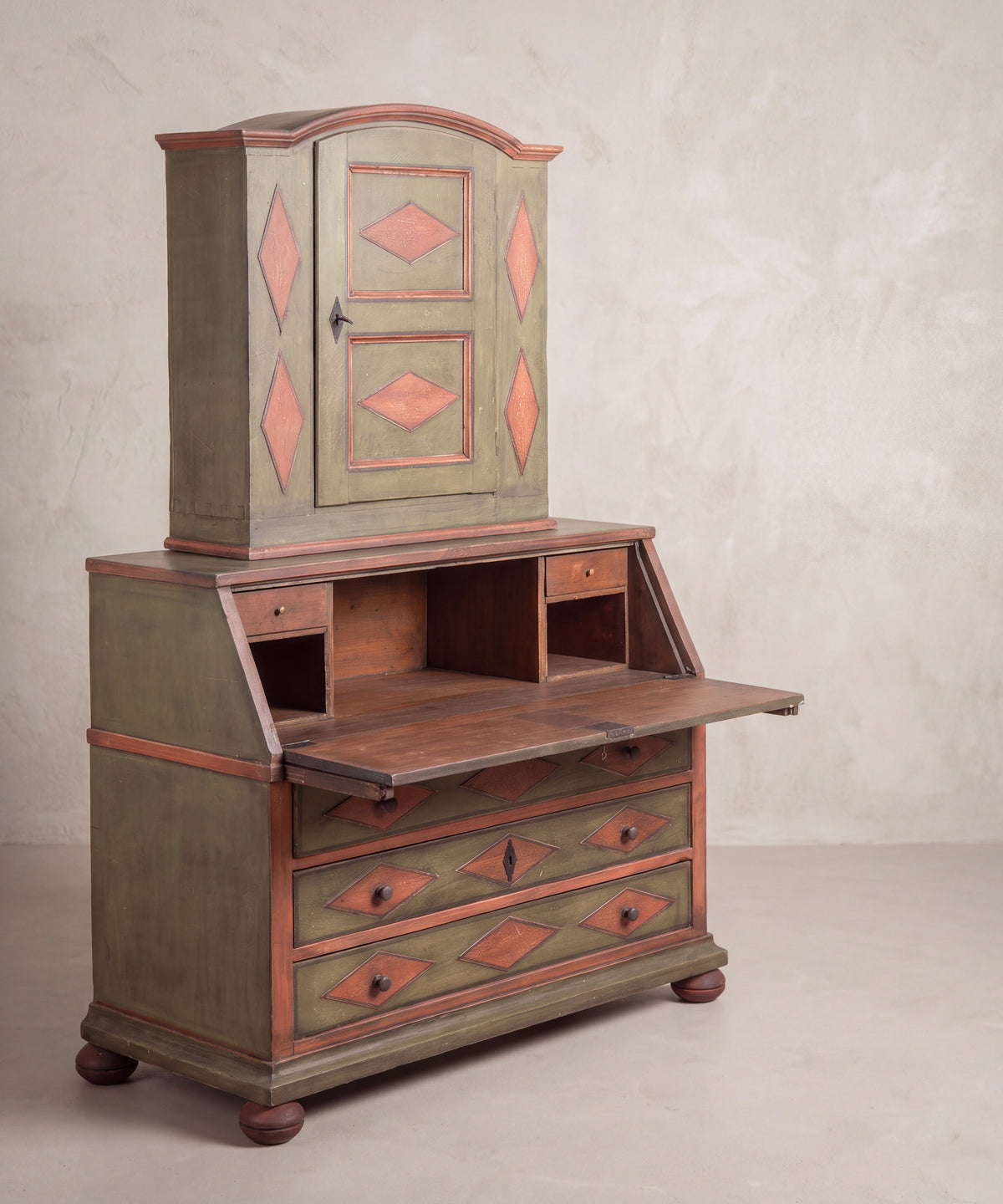 Escritorio antiguo alemán con tapa abatible abierta vista tres cuartos — Antique Arte y Decoración